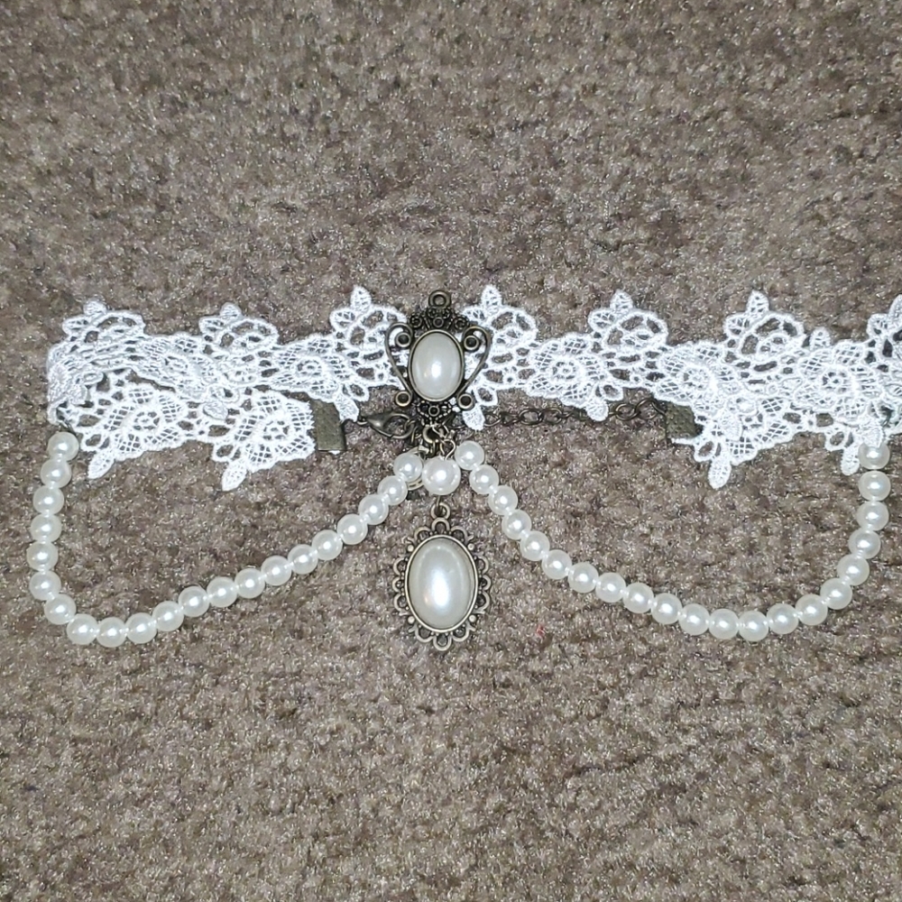 Vintage style choker necklace